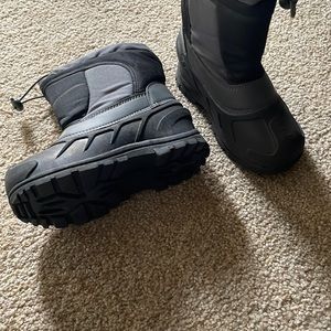 Kids snow boots size 1
